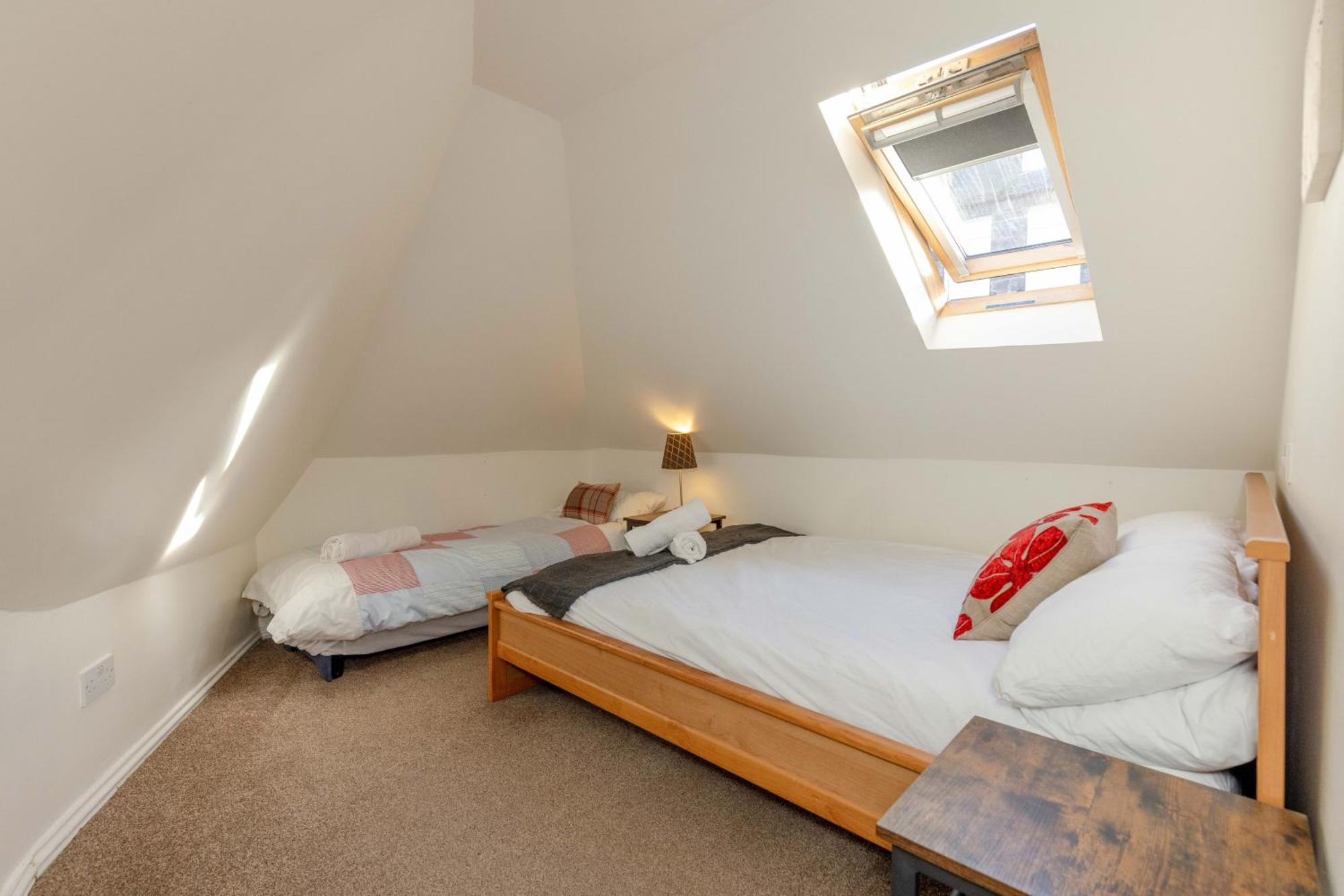 Traditional 3 Bedroom Quiet Duplex Flat By High St, Trams And Buses - Just 1-5 Miles To Centre Edinburgh Exterior photo